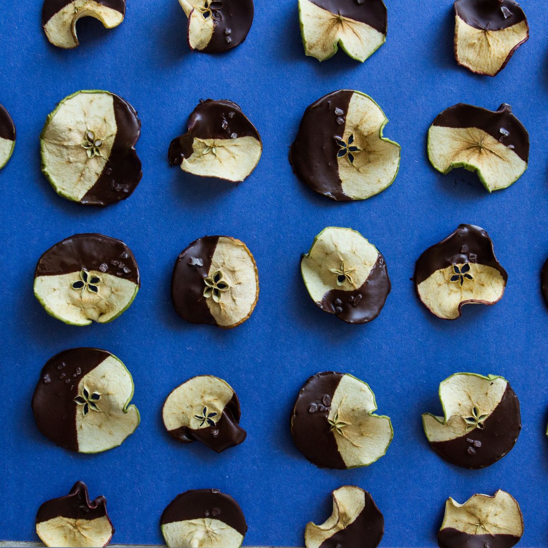 Dehydrated Apples with Dark Chocolate and Sea Salt
