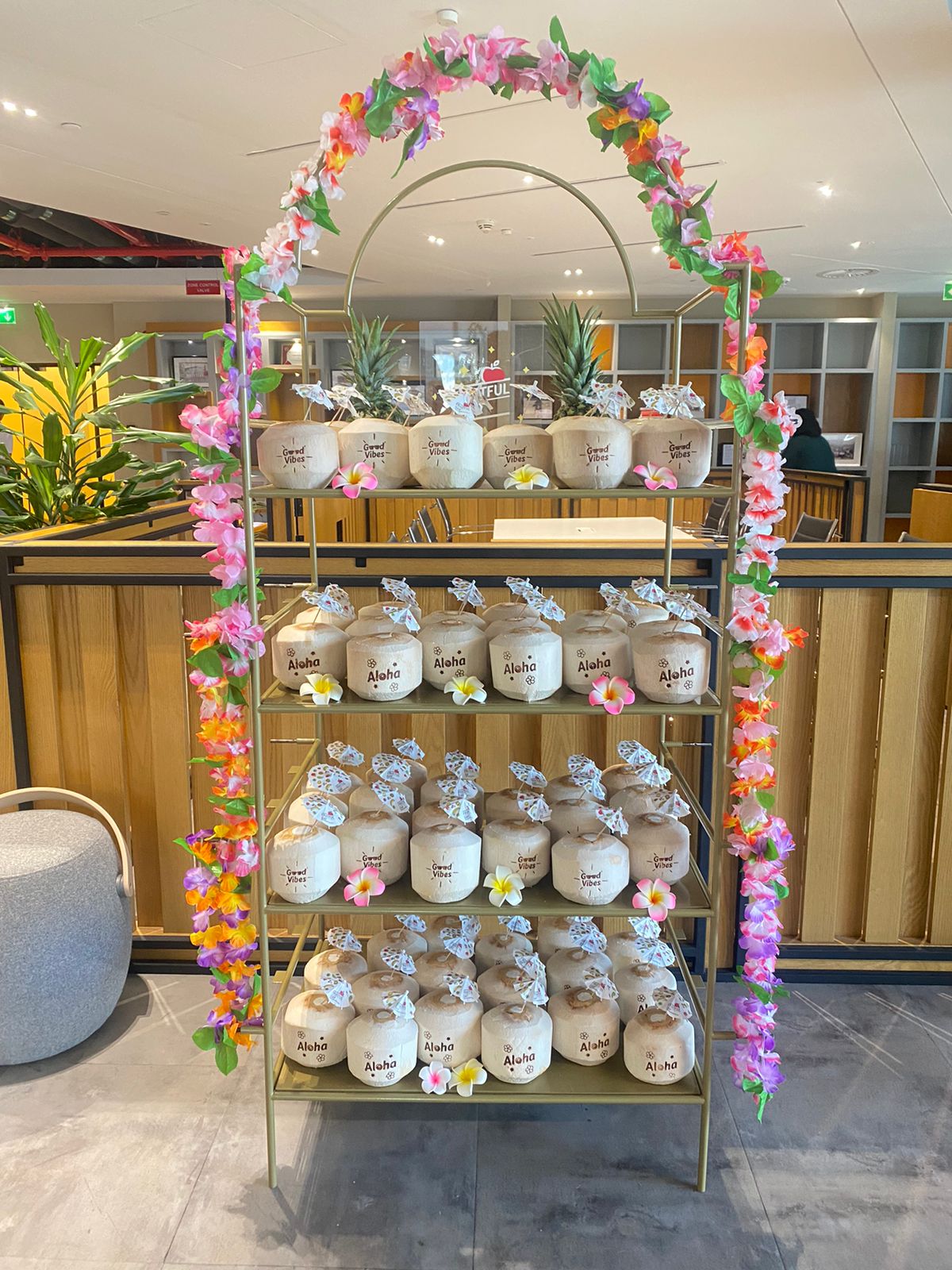 SMALL COCONUT PARTY STAND